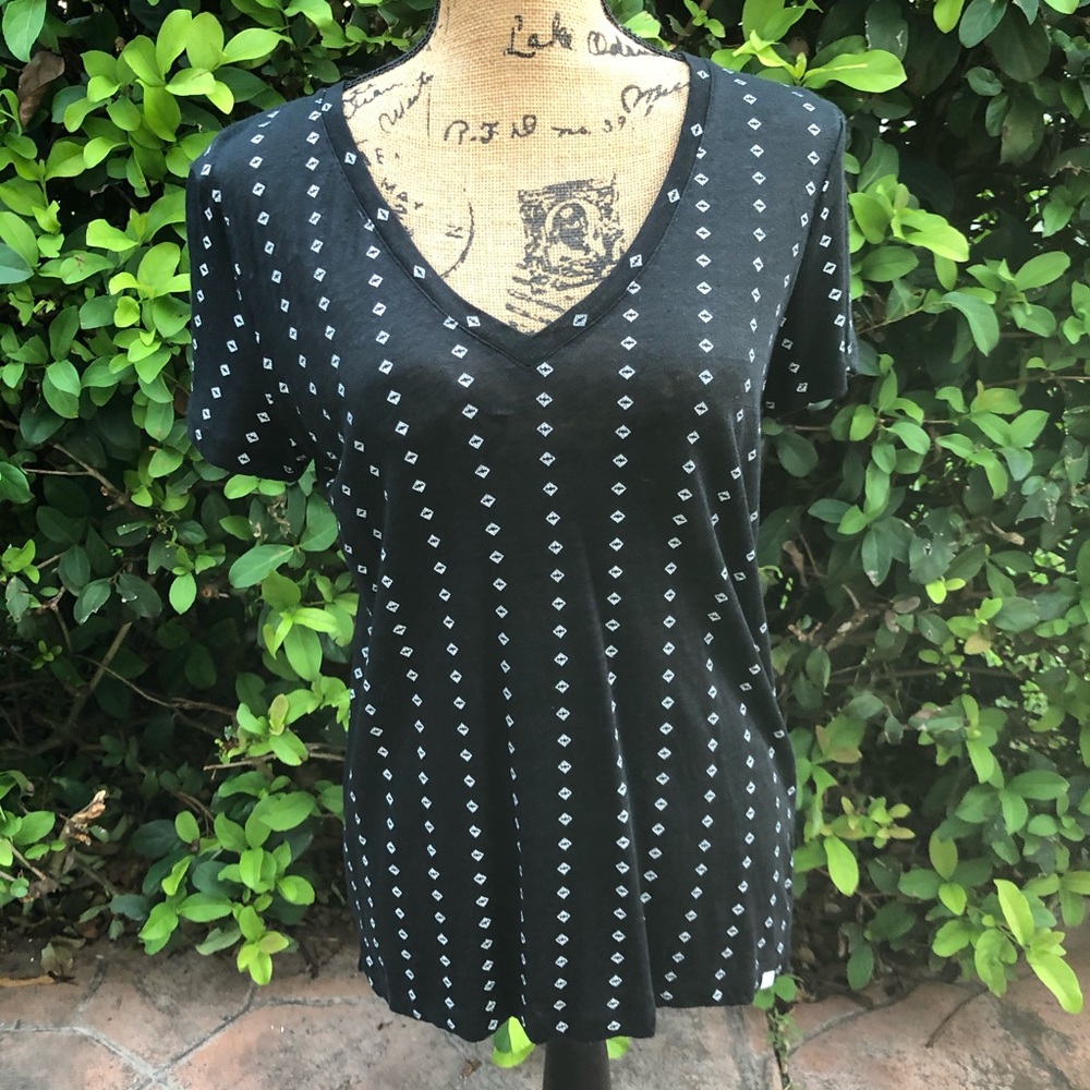Black and white v neck tee